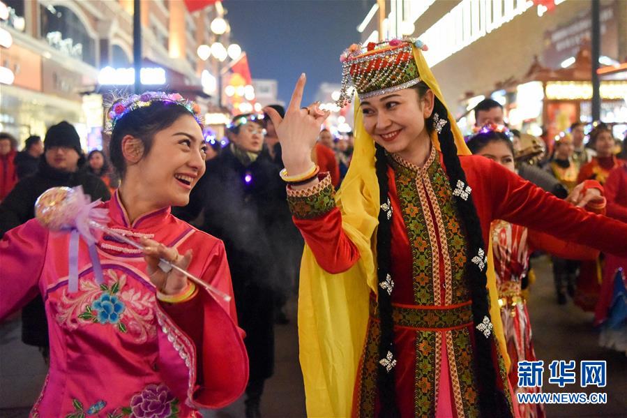 新疆乌鲁木齐：歌舞巡游喜迎新年