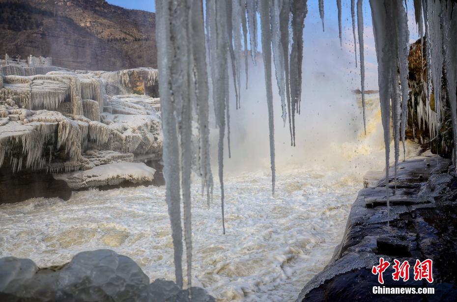 黄河壶口瀑布出现冰挂景观 景色迷人