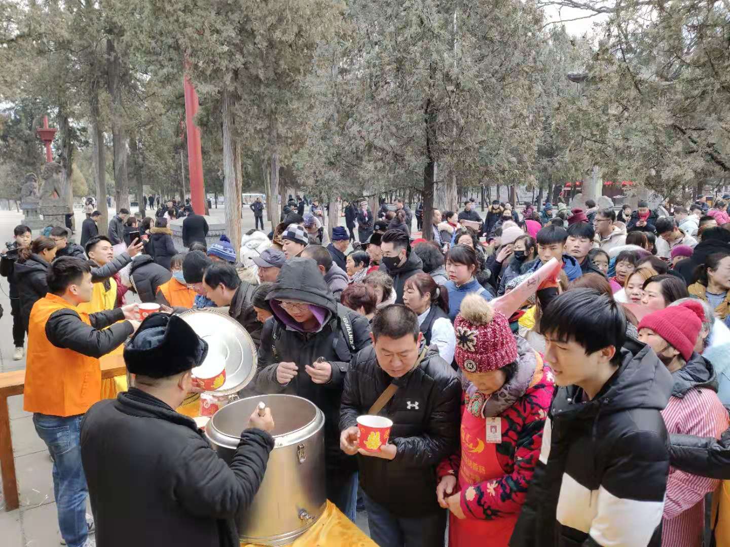 太好吃！少林寺上万份腊八粥“秒光” 外国女游客一口气吃了五碗！