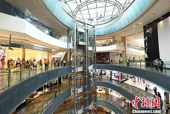资料图：重庆一商场人来人往。 <a target=