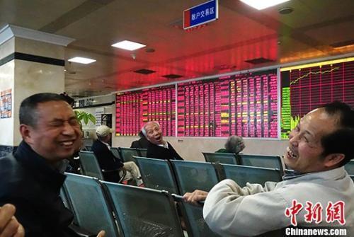 资料图：某证券公司交易大厅内的股民。 <a target=