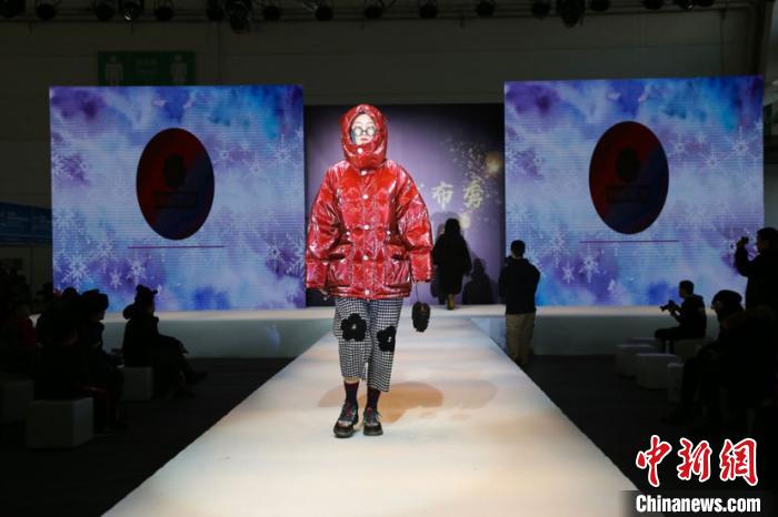 展品范围以冰雪运动和冰雪服饰为主。　钟欣 摄