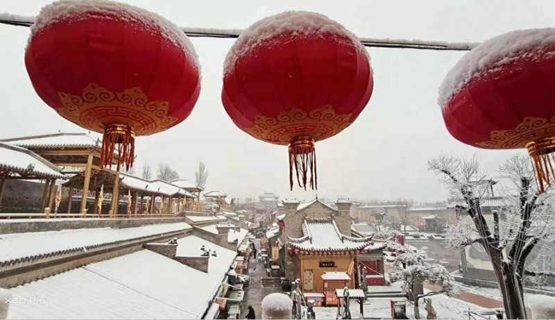 三门峡陕州地坑院：瑞雪映红灯 过年味渐浓 吸引游客赏雪摄影