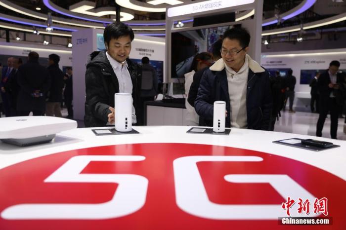 资料图：人们参观5G产品。<a target=