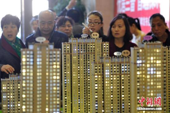 2016年一季度，中国楼市呈现迅速回升态势。随着一系列楼市新政出台，在一线城市楼市行情的带动下，二线城市太原的开发商推盘量和新盘入市量大大增加，市场活跃度明显提升。业内人士表示，供应回暖的主要原因，除了受到去库存调控的影响，另一方面，市场仍然受到刚性需求和首次改善型置业需求的强烈拉动。图为3月5日，山西太原民众选购商品房，该楼盘部分户型已经售罄。 <a target=