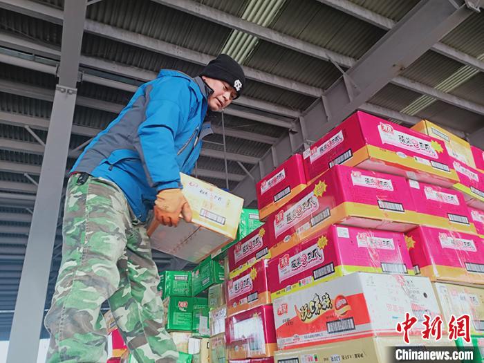 装卸人员正在搬运零副食品。　谭潇怡 摄