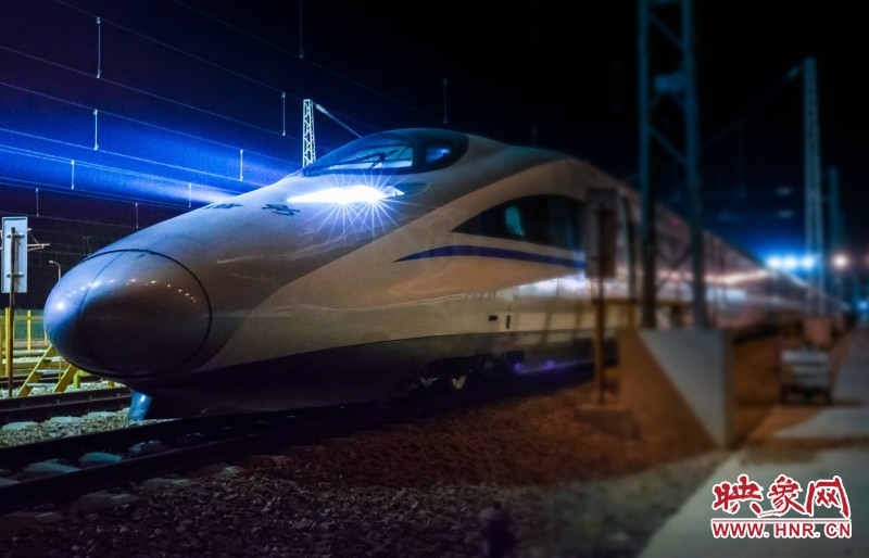 郑州铁路开行17对夜间“红眼高铁” 助力春运旅客回家