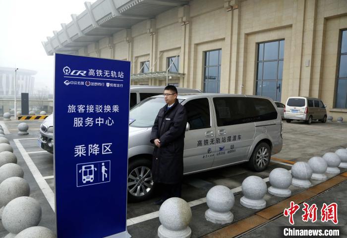 济南长途汽车西站开通了往返济南西高铁站二楼落客平台的摆渡车，半小时一班，解决行李较多旅客的“最后一公里”换乘问题。　沙见龙 摄