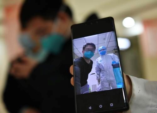 郑州市区首例新型冠状病毒感染的肺炎患者治愈出院 向医护人员表示感谢
