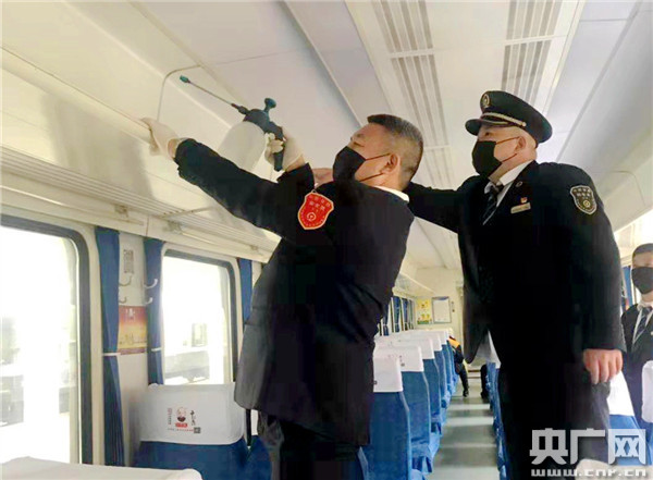 列车长吴昆：“疫情”路上党旗红 退乘吃了闭门羹