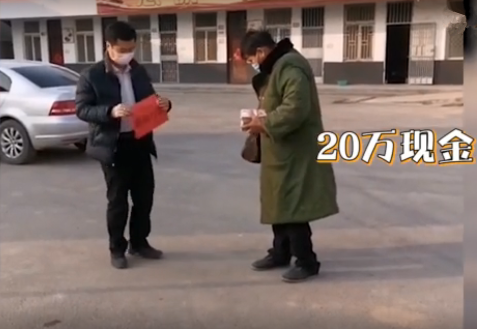 溫暖！“大衣哥”朱之文手捧20萬現(xiàn)金現(xiàn)身為武漢捐款
