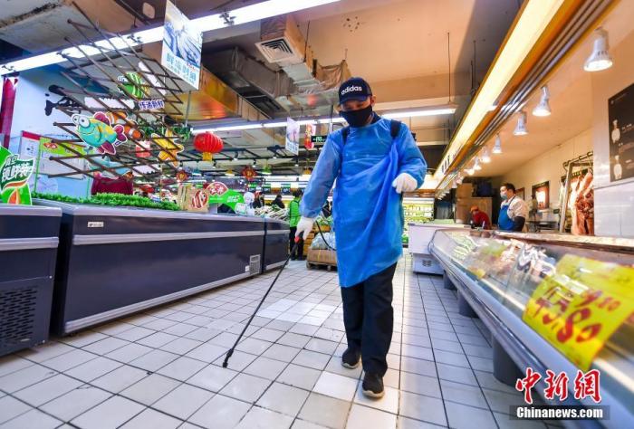 资料图：超市工作人员在喷洒消毒液。<a target=