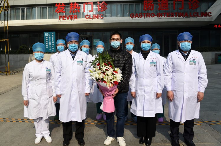 河南省人民医院首例治愈的新冠肺炎患者出院 不到十天