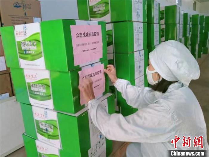 图为工作人员查验捐赠物资 云南省工商联供图 摄