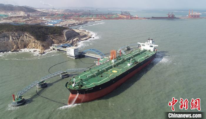 来自马来西亚的“世界湖”轮装载26万吨原油正在烟台港西港区卸油。　郝光亮 摄