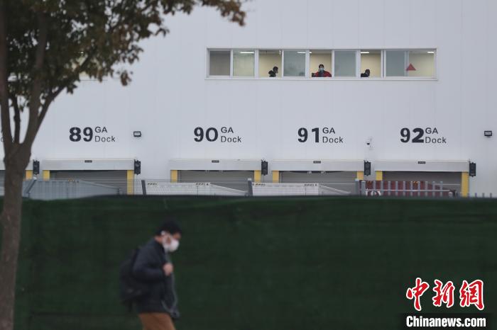 生产工间窗口佩戴口罩休息的员工 张亨伟 摄