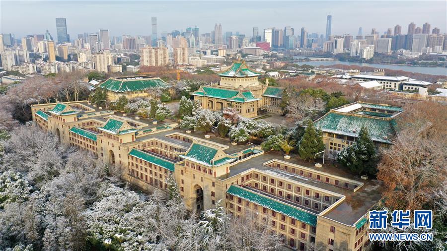 雪后初霁 阳光洒在武汉大学的建筑群上 景色如画