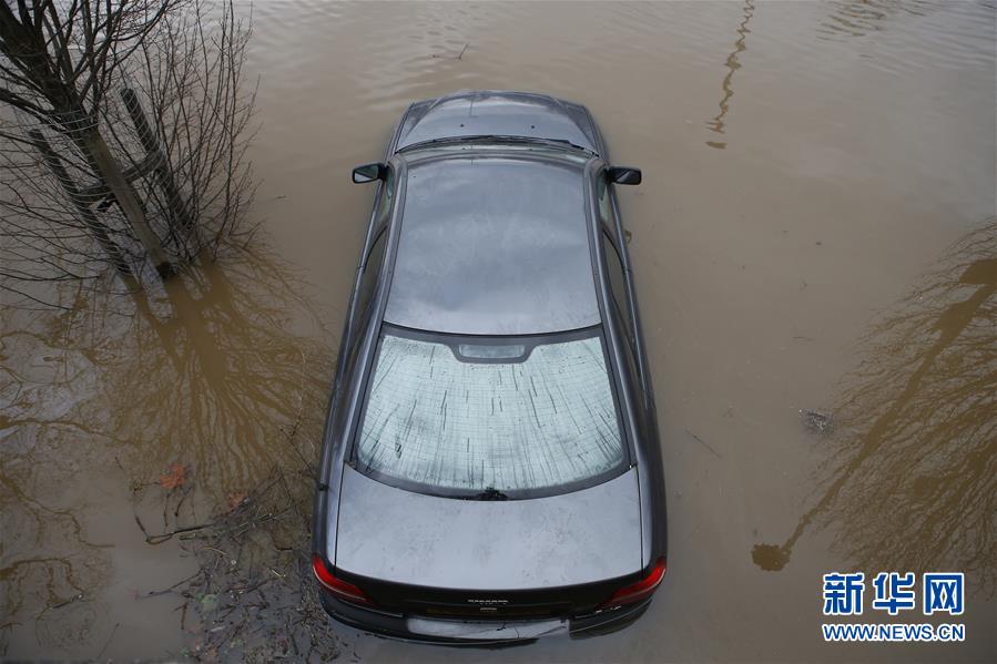 英国多地发出洪水警报，航空和铁路交通持续受阻