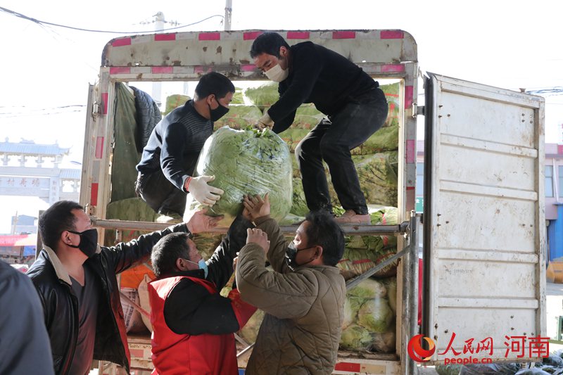河南鲁山：爱心村民自发捐赠蔬菜给战“疫”一线