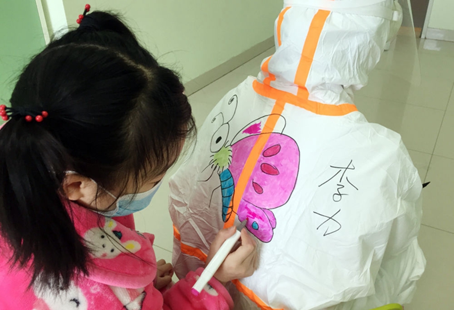 武汉儿童医院：孩子别怕，我们一起在防护服上画画
