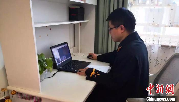 杭州互联网法院法官曾宪未居家开庭。杭州互联网法院 供图