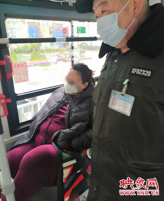 不理解市民上线 女子乘坐公交不愿手机扫码 吓跑一车乘客