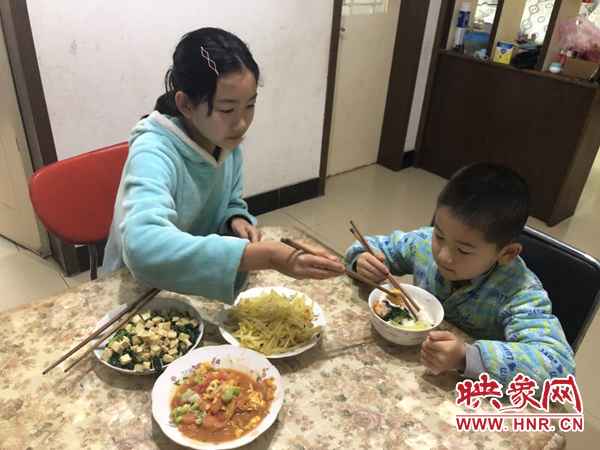 郑州14岁女孩在家独自照顾7岁弟弟 父母前线抗疫早出晚归