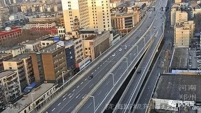嚇人！鄭州隴海高架上5人飆車  時速148km/h！