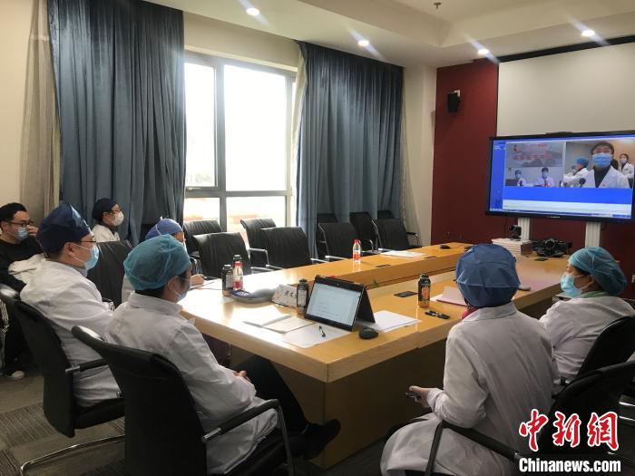 视频远程会诊是联合门诊的重要诊疗方式。　上海儿童医院供图 摄
