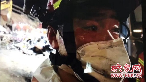 致敬！福建泉州酒店坍塌 信阳小伙跪挖数小时成功救出母子
