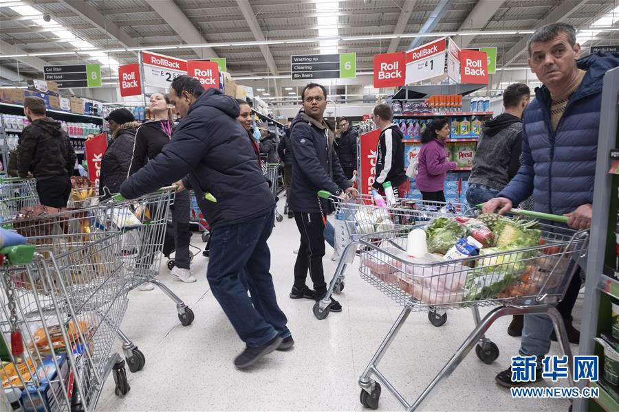 英国伦敦：囤积生活必需品 超市现抢购潮