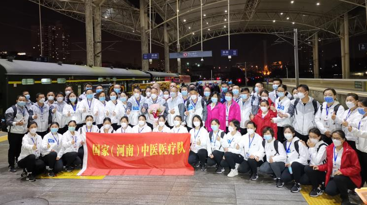 歡迎英雄們！河南援助湖北醫(yī)療隊(duì)首批撤離的98名隊(duì)員載譽(yù)歸來