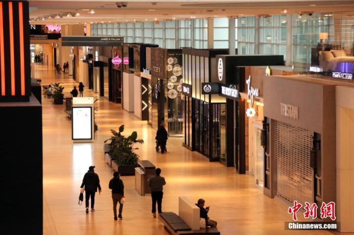 加拿大多伦多大型商场约克戴尔(Yorkdale)购物中心内一片冷清，商场内绝大部分商铺已停业。<a target=