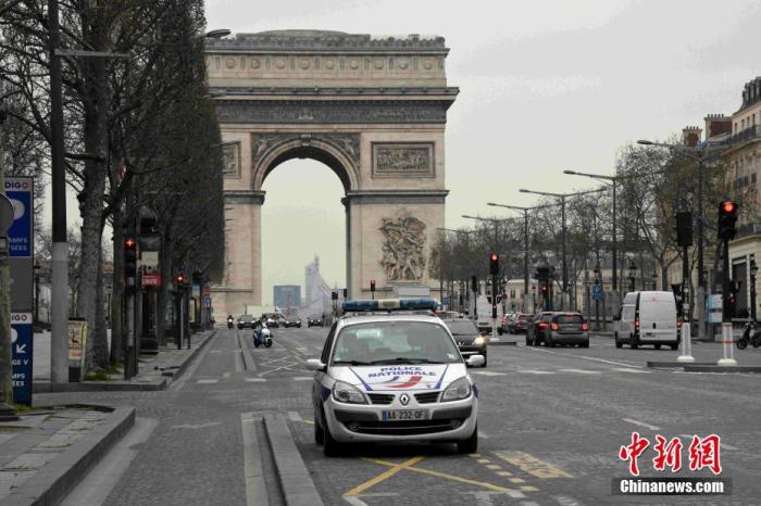当地时间3月17日，巴黎香榭丽舍大街上车辆稀少。<a target=