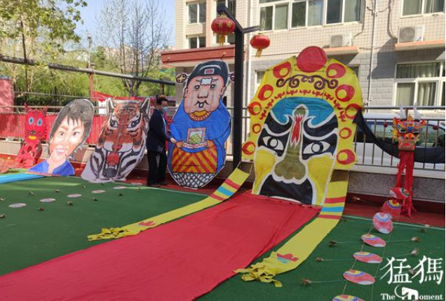 80岁老人巨幅风筝“个展” 为此跟着老伴学会了使用缝纫机