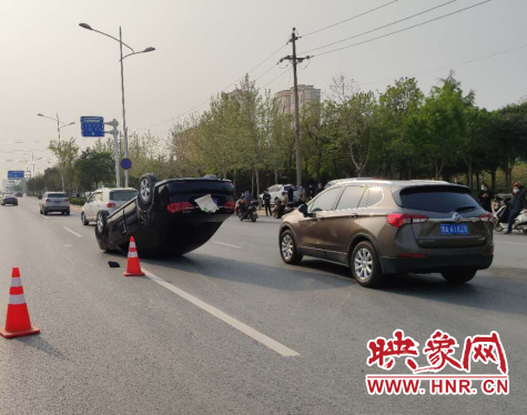 轎車“四腳朝天”仰翻街頭 副駕駛有孩子