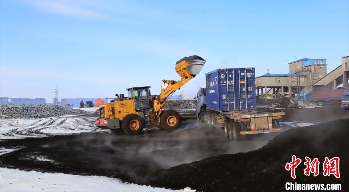 图为哈铁货物运输。　周晓舟 摄