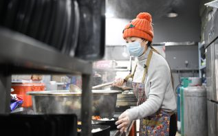 中国“雨衣妹妹”刘仙：千里逆行为医护人员做饭 获联合国表扬