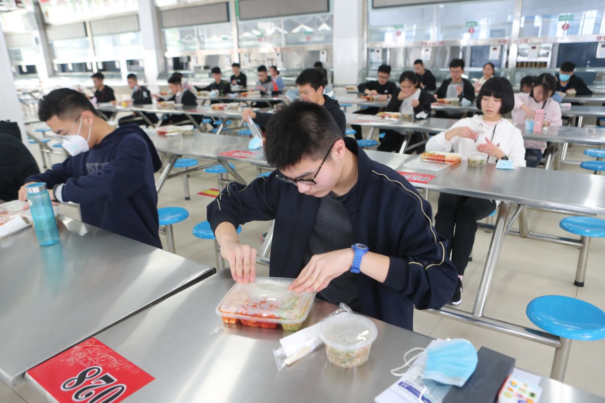 郑州初三学生复学首日 两荤一素一主食 单人单桌