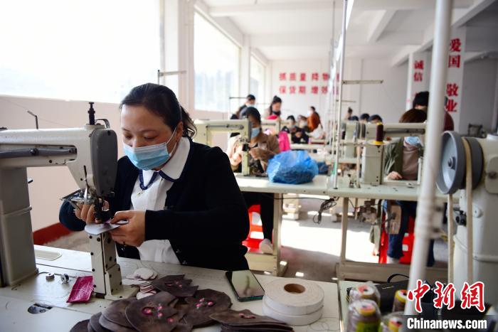 咸丰县返乡创业园内的企业。余咸宣 供图