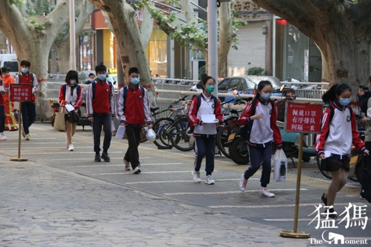去时冬风凛冽 来时花开满枝 郑州市各中学校园迎来了第二波归队的学子