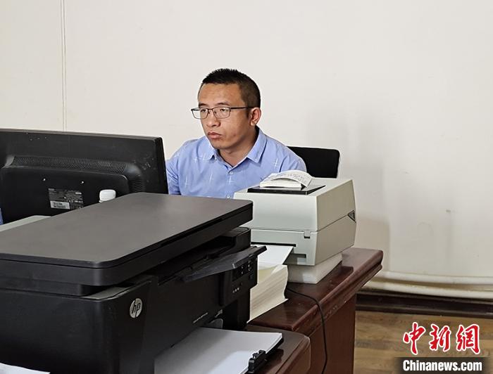 韩玉鹏在浏览打印订单。　刘倩楠 摄