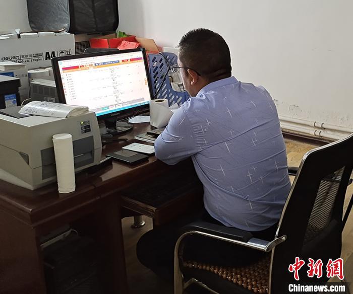 韩玉鹏在浏览打印订单。　刘倩楠 摄