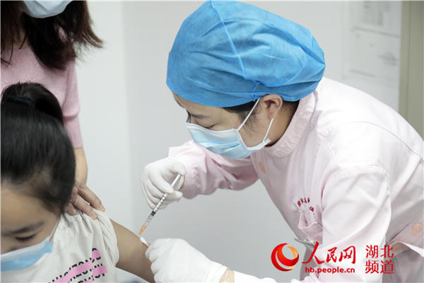 国产二价HPV疫苗在湖北省开打 10岁女孩成首位接种者