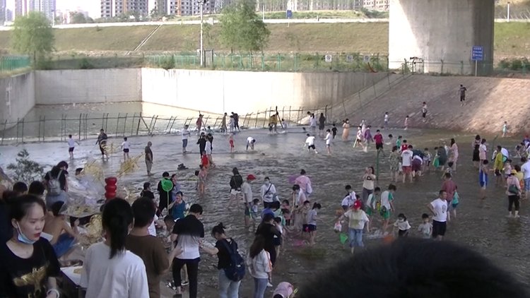 郑州贾鲁河秒变“水中庙会” 河道下暗藏 “机关”十分危险！