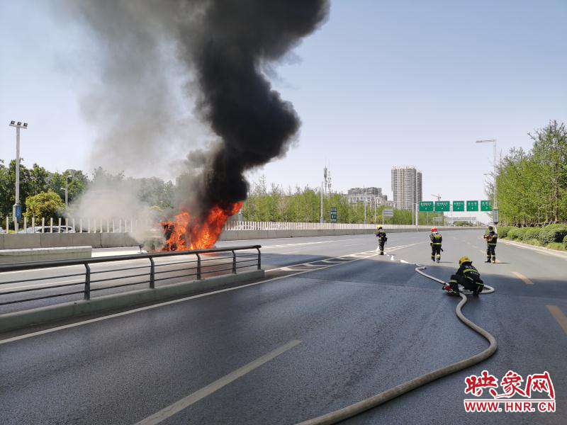 一小型汽車突發(fā)自燃，交警提醒防患于未“燃”