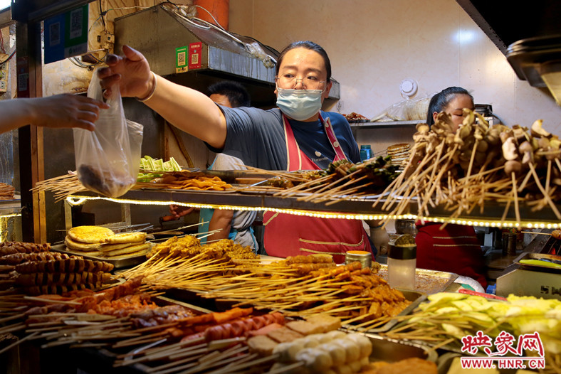 烤串、臭豆腐、涮牛肚 夜郑州的人间烟火气