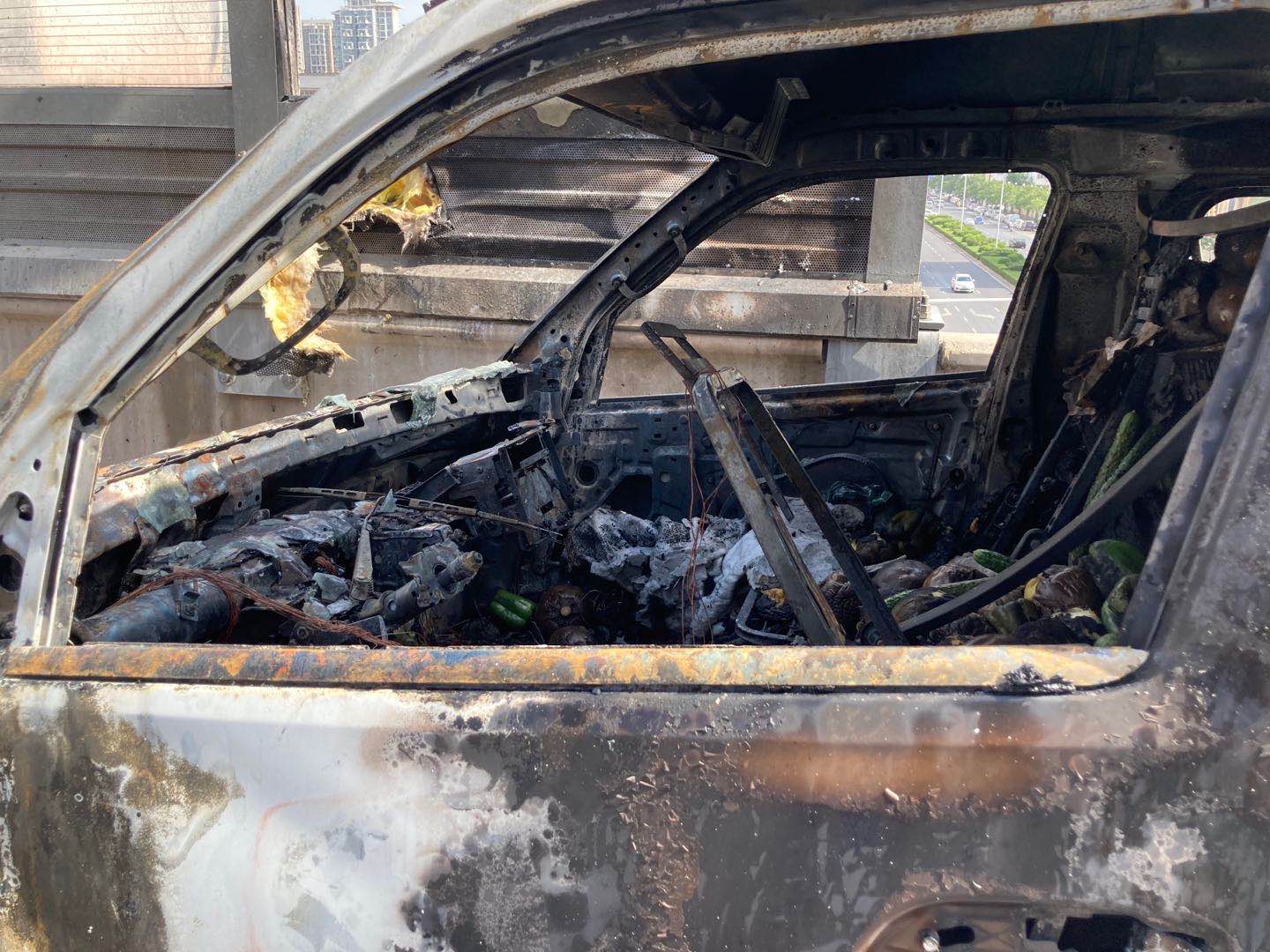 郑州连续2天3起车辆自燃事故发生 车烧成了铁架！