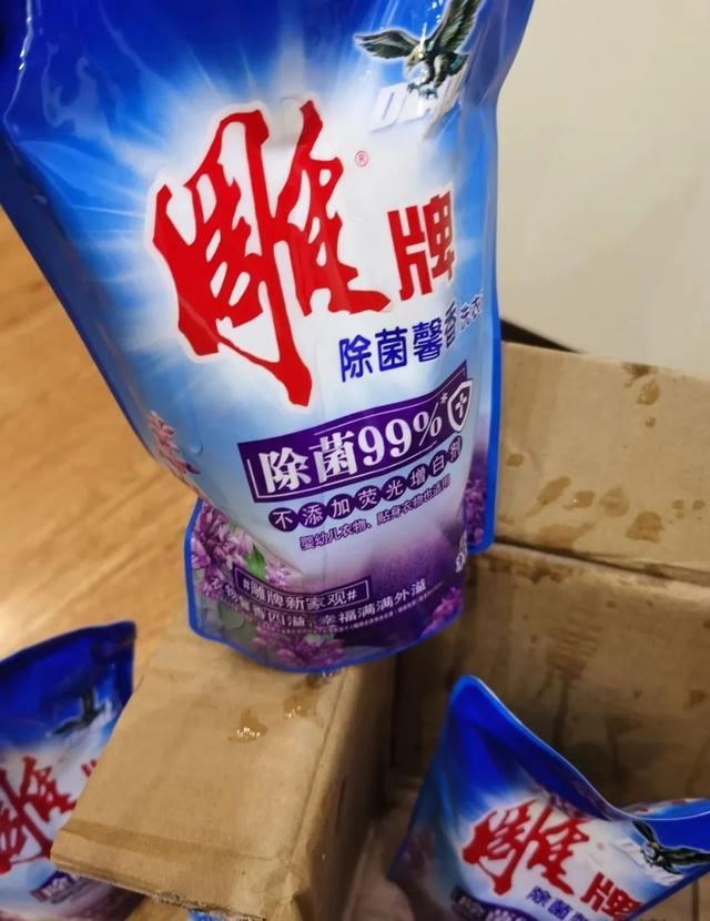 △刘女士收到的洗衣液，部分产品有撒漏现象 