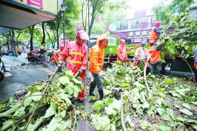 南京暴雨倾盆  交警、消防等 谢谢你们为南京的付出